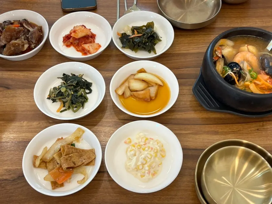 Full spread of the A set braised hairtail set meal