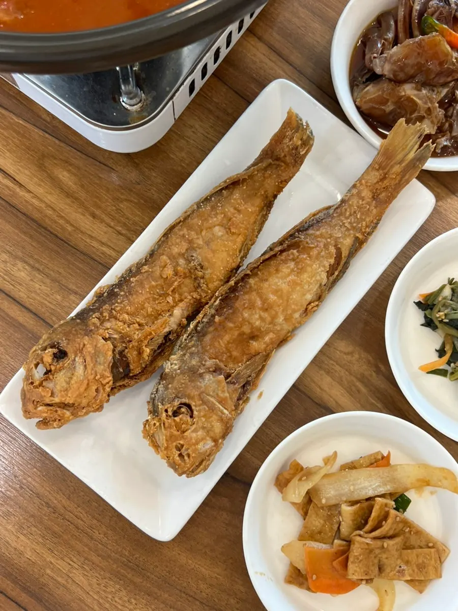 A piece of hairtail placed on hot stone pot rice