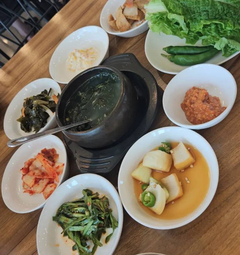 정갈하게 깔린 기본 반찬 상차림