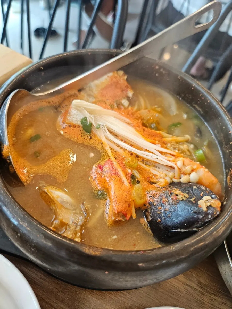 세트와 함께 나온 해물뚝배기