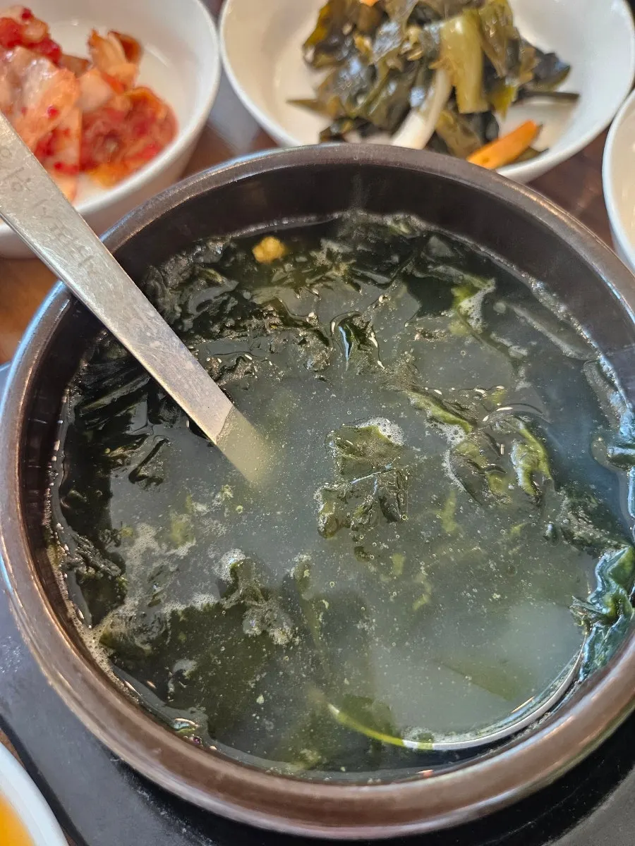 세트와 함께 나온 성게미역국