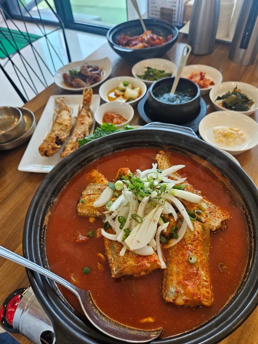 A세트 갈치조림과 D세트 흑돼지두루치기 한 상