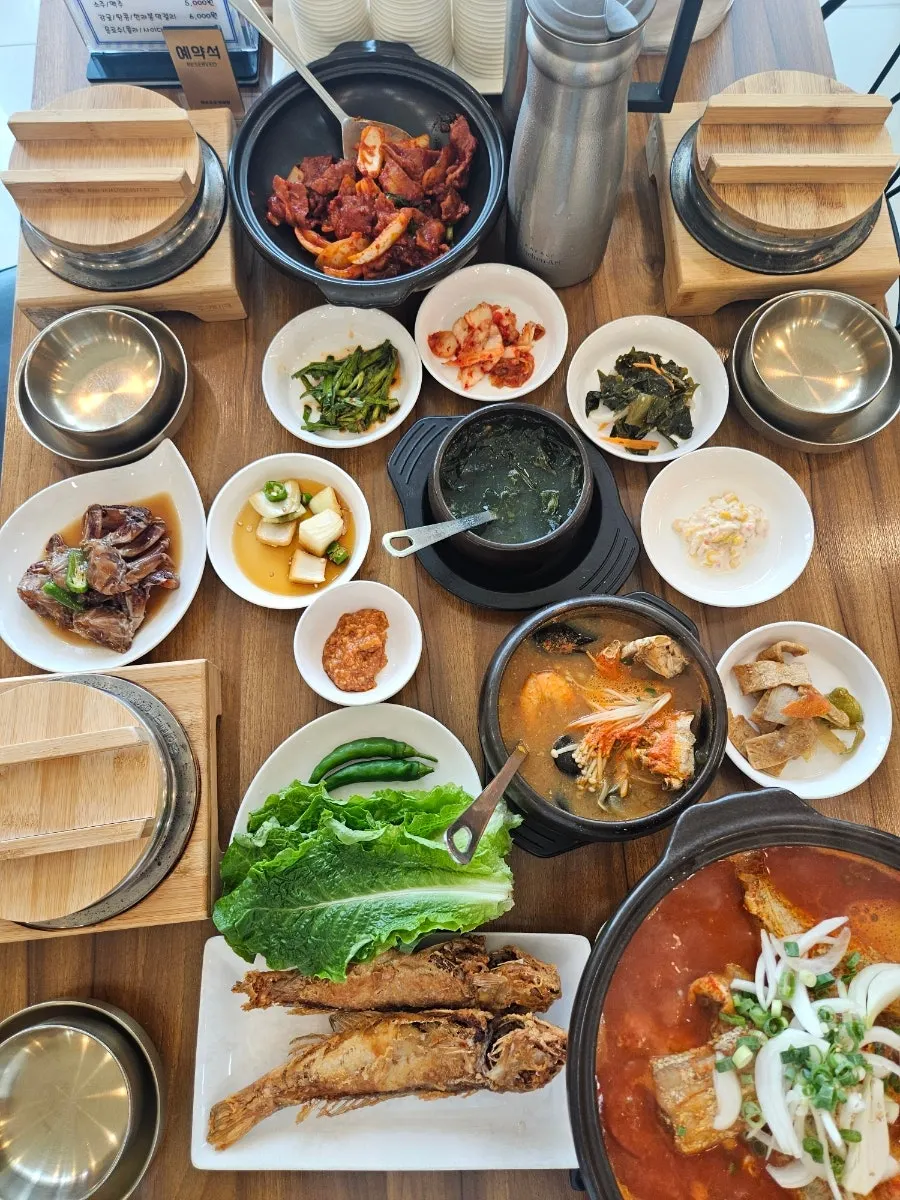 테이블 가득 차려진 세트 한 상