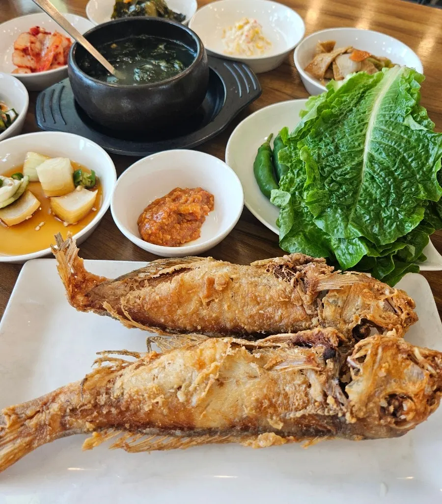 밥에 올린 옥돔구이 생선살