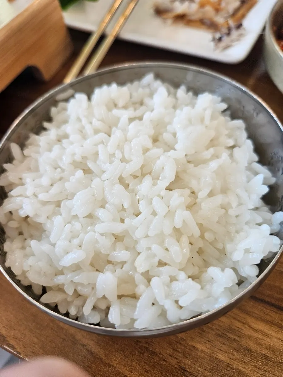 가득 담긴 공깃밥과 반찬