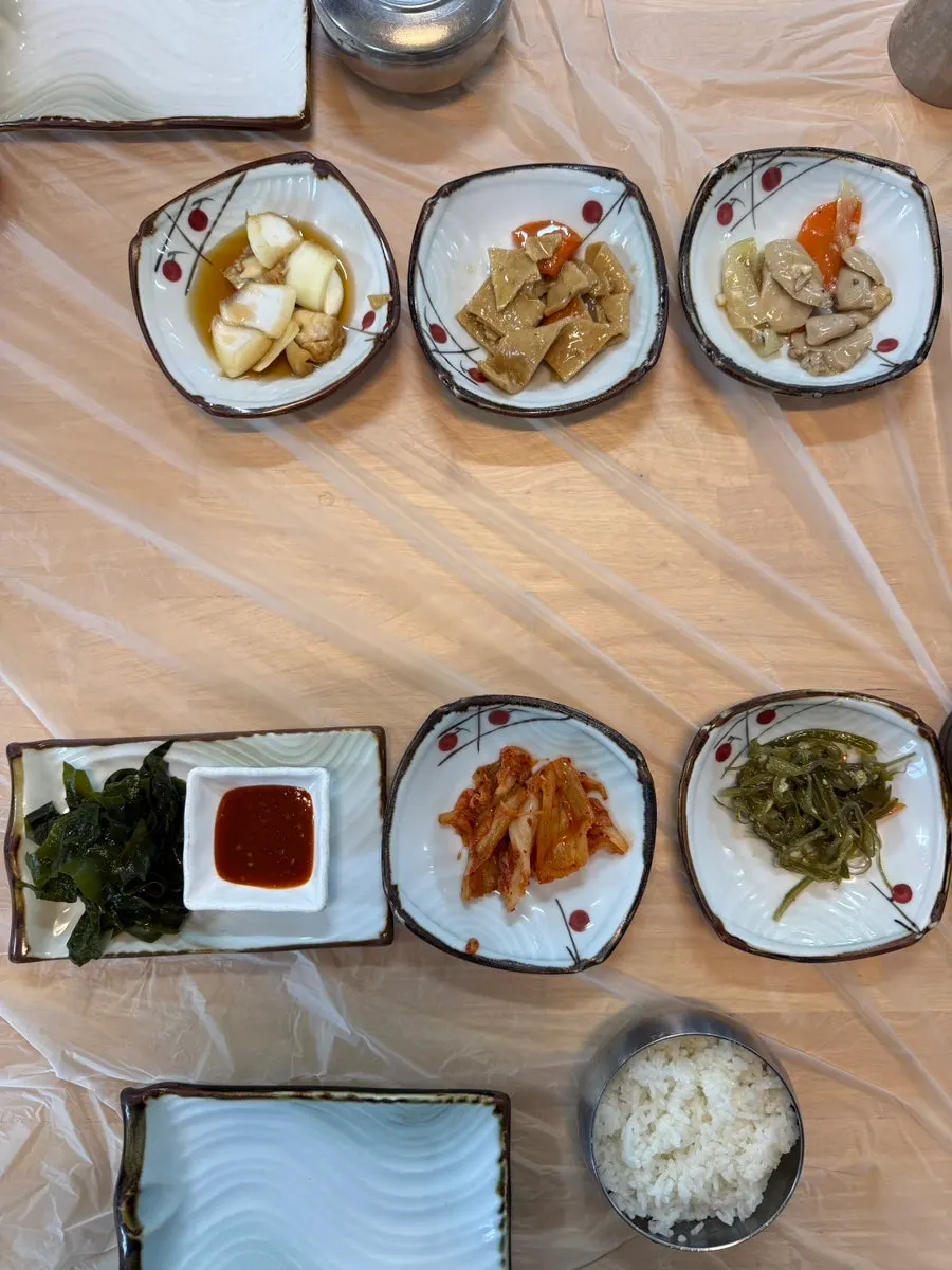Side dishes served after ordering braised cutlassfish