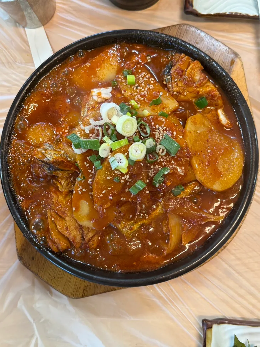 Bubbling braised cutlassfish served hot