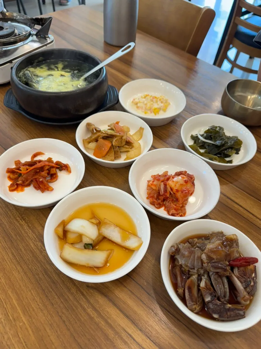 Full table of the braised hairtail set at Jejurowoon Cheonghaewon in Seongsan, Jeju
