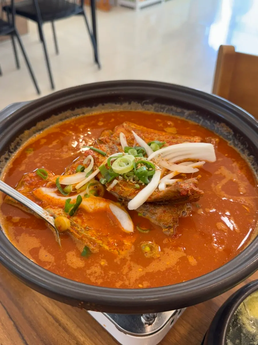 Braised hairtail and side dishes at Jejurowoon Cheonghaewon