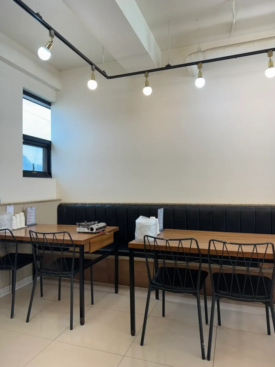 Sign advertising nationwide shipping for the soy marinated crab at Jejurowoon Cheonghaewon
