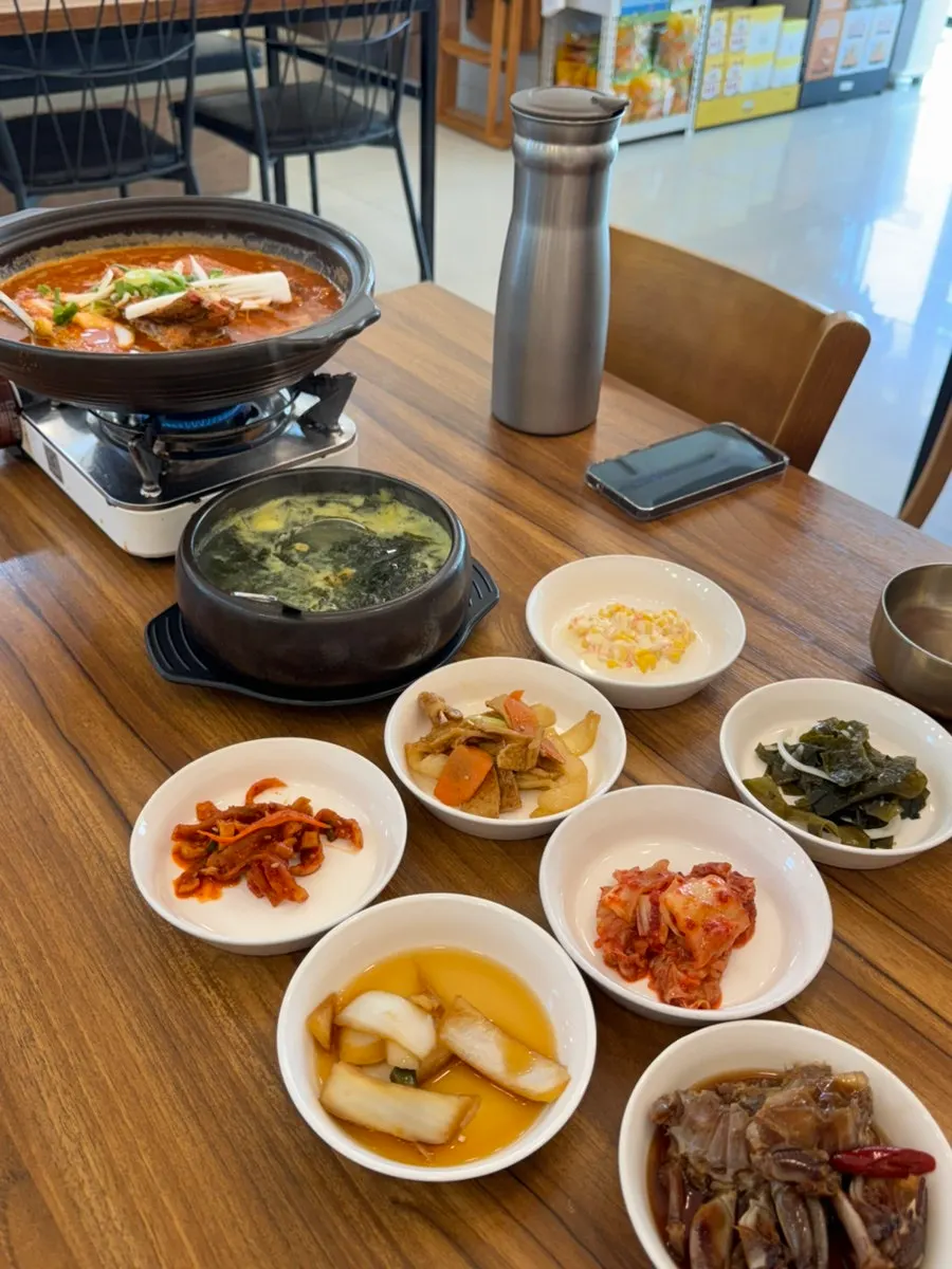 Bowl of sea urchin seaweed soup at Jejurowoon Cheonghaewon