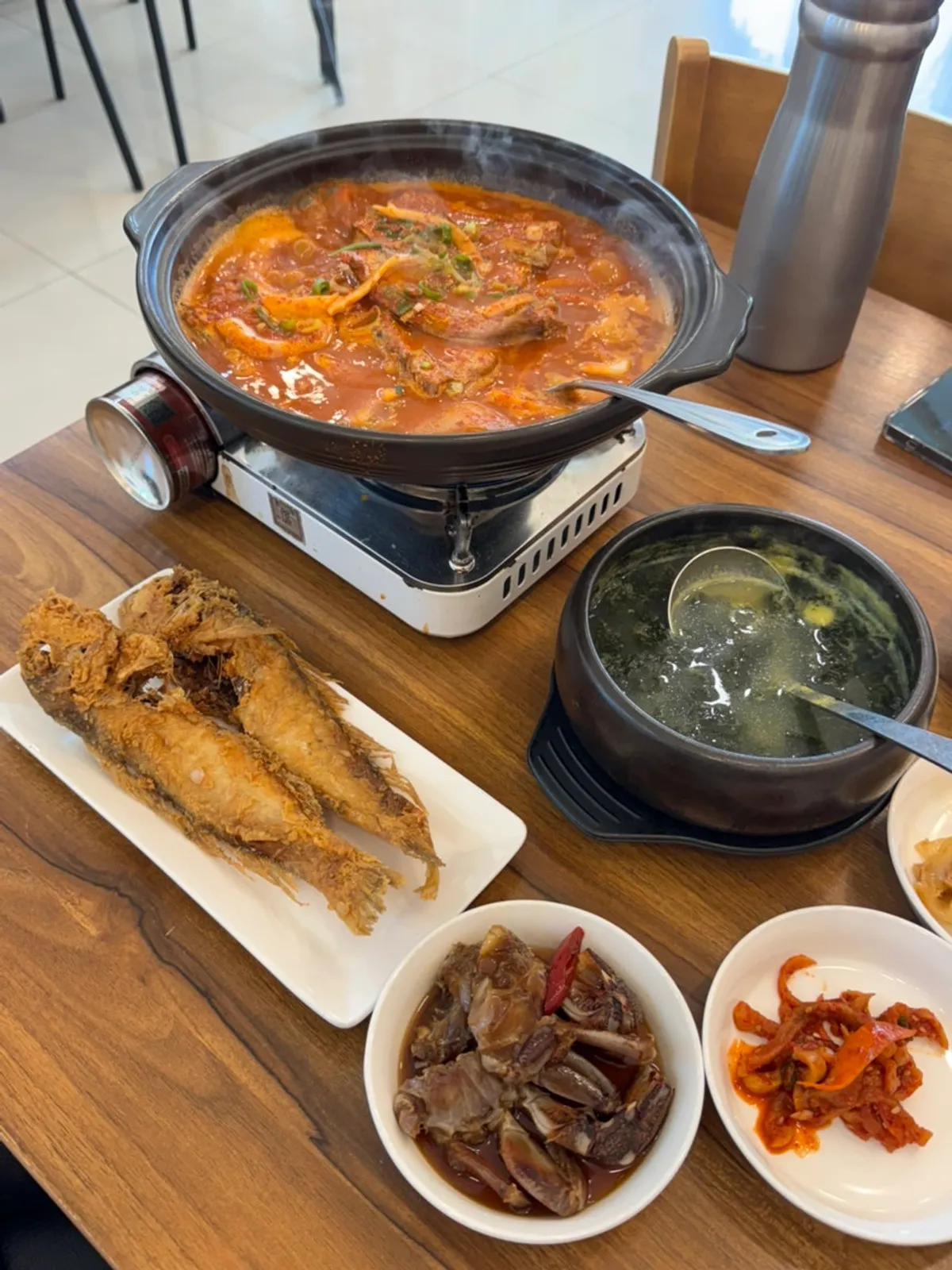 Full table setting of the two-person braised hairtail set at Jejurowoon Cheonghaewon