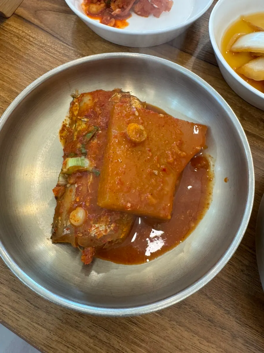 Sauce and flesh of the braised hairtail