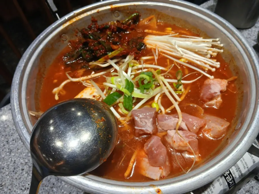 잘라 익힌 고기와 곁들임 채소