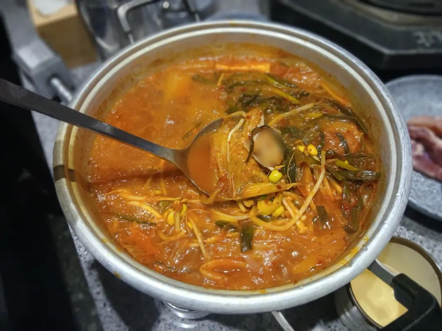 완성된 고기 한 점 클로즈업