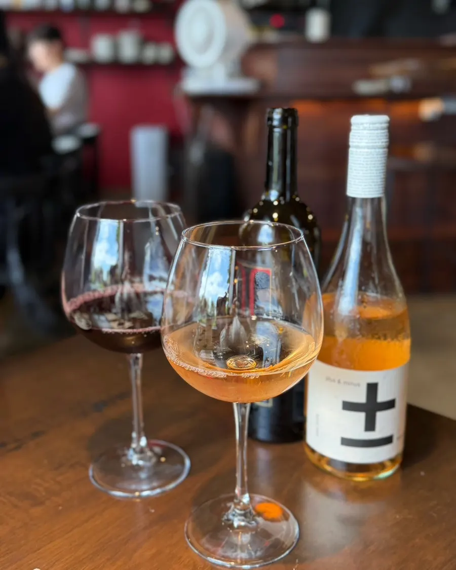 Rosé non-alcoholic wine