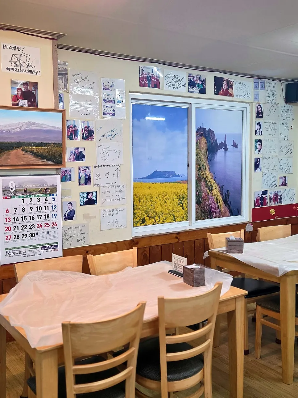 A restaurant wall covered with celebrity autographs