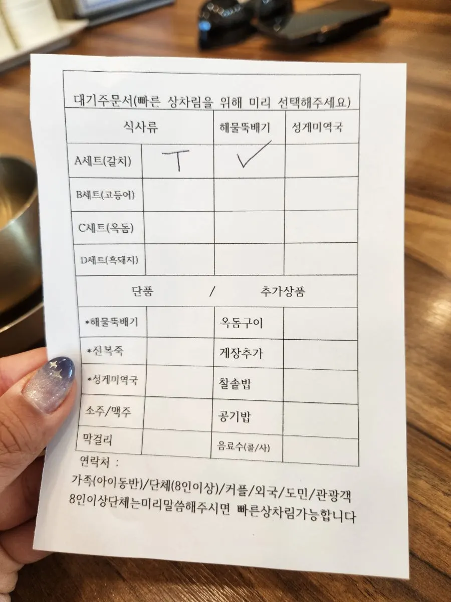 테이블 위 일회용 컵과 세팅