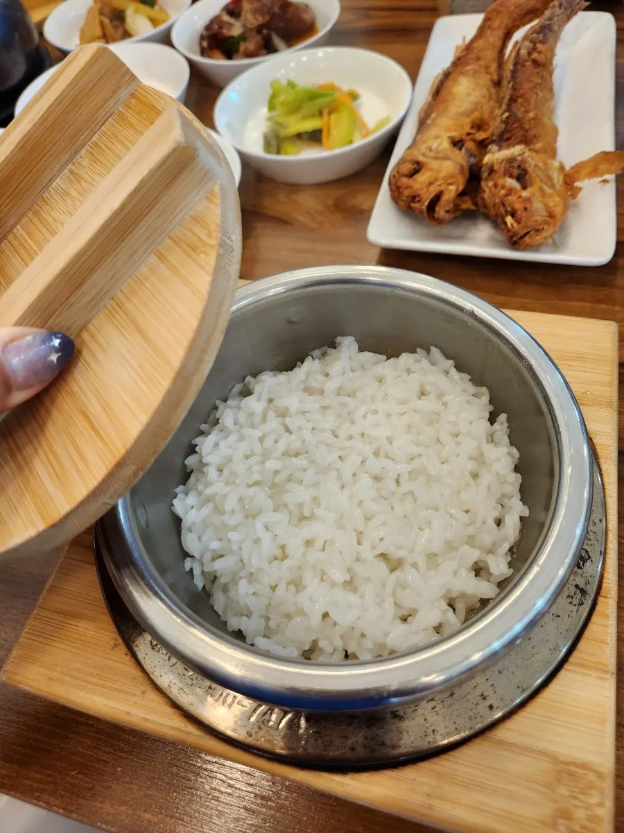 콘치즈가 포함된 정갈한 밑반찬
