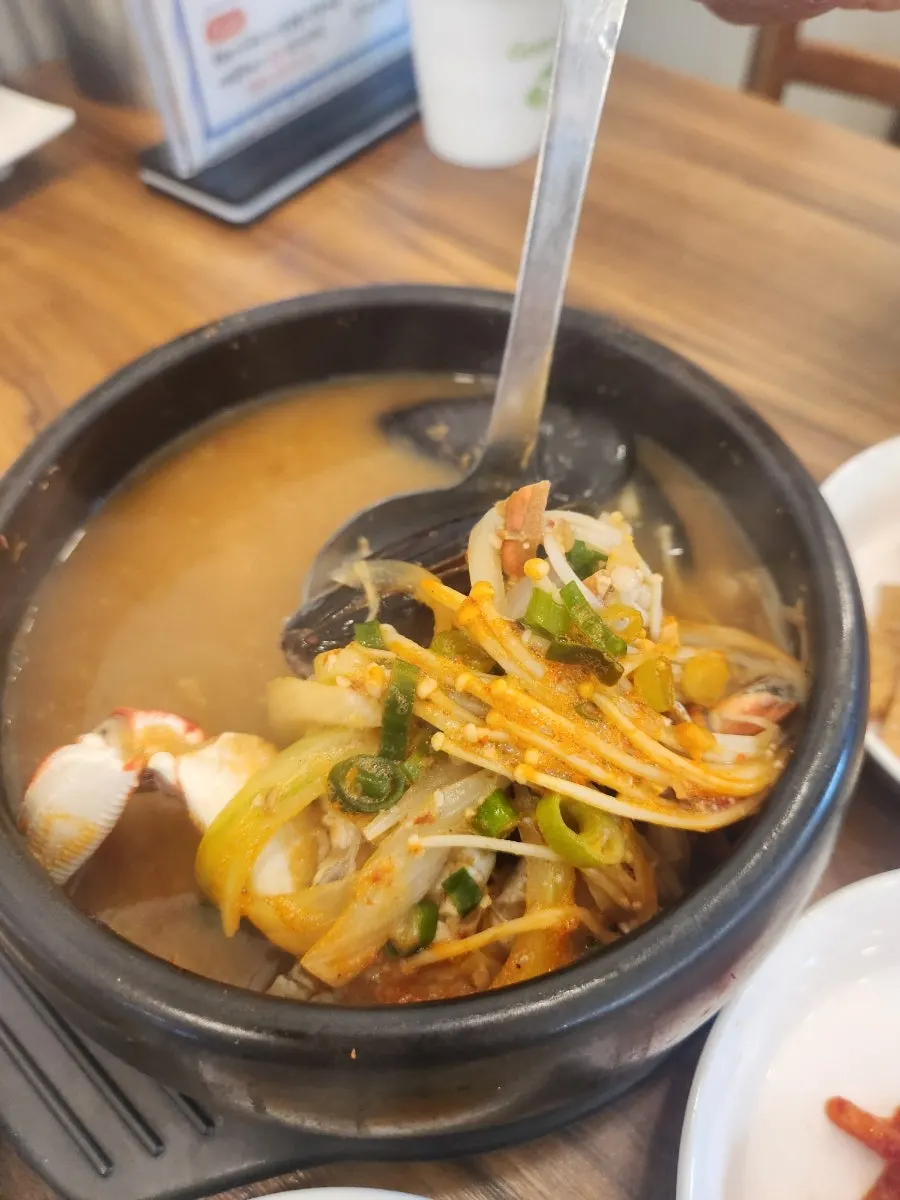 가족 손님이 많은 홀 분위기