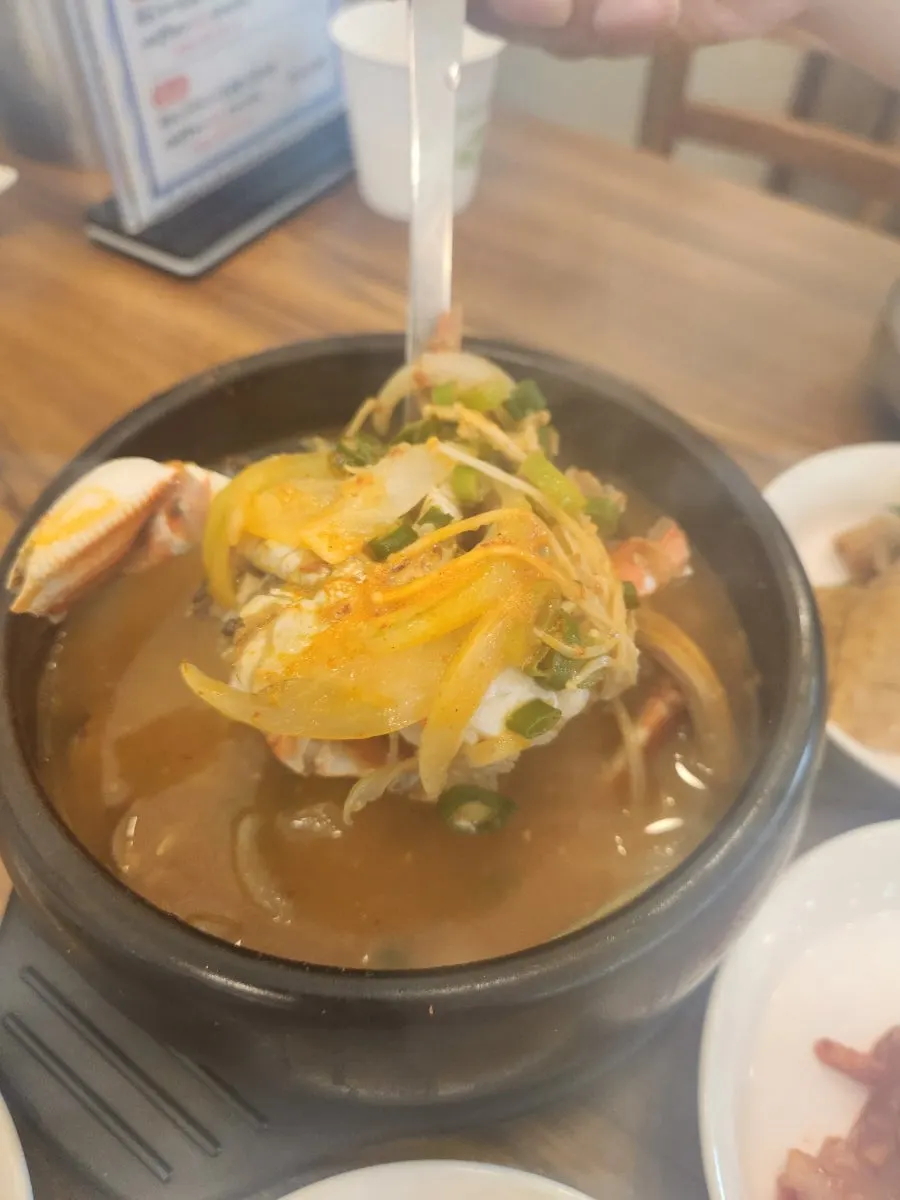 상에 차려진 갈치조림과 반찬