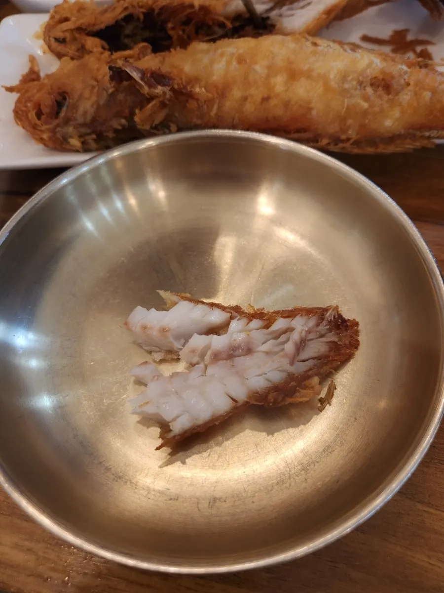 해물뚝배기와 솥밥 함께 놓인 상