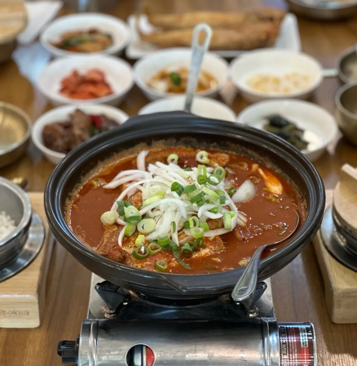 Signature meal spread at Jejurowoon Cheonghaewon