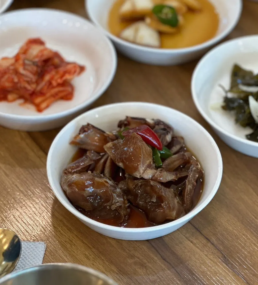 Meal spread at Jejurowoon Cheonghaewon