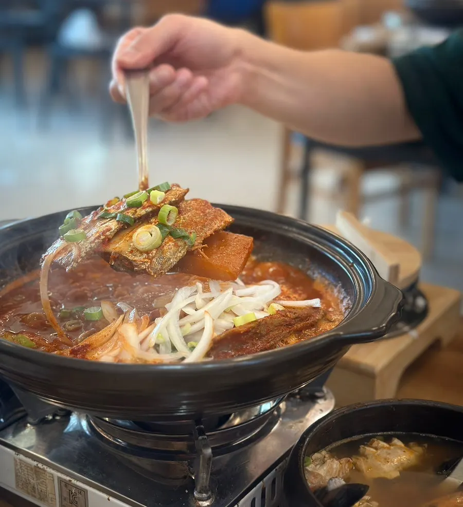 Braised hairtail and pot rice meal spread