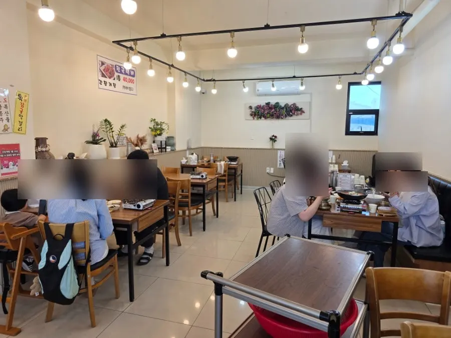 하나의 홀로 된 식당 내부