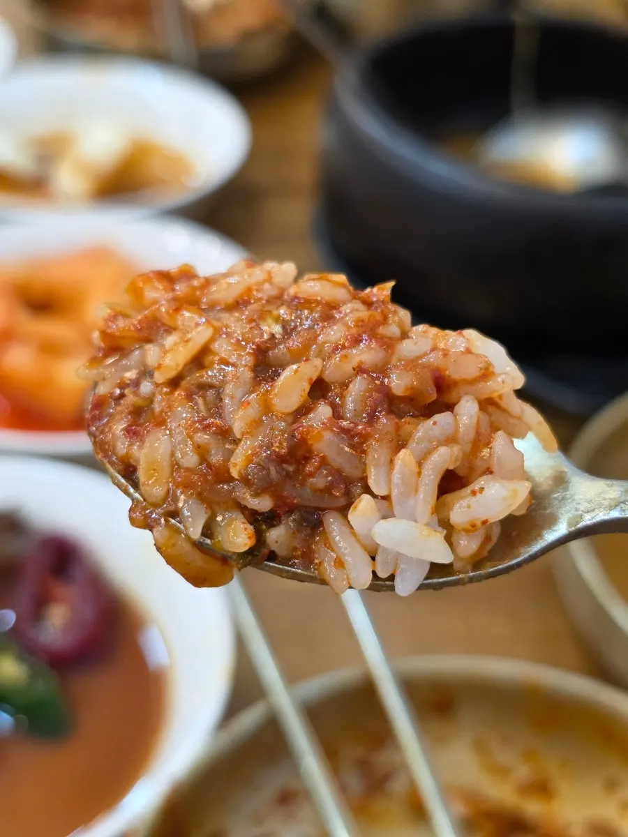 양념과 무가 담긴 갈치조림