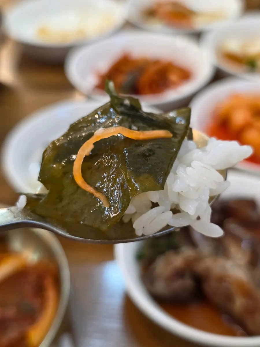 해물뚝배기와 함께 나온 반찬