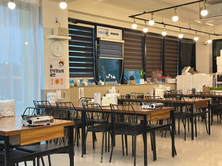 Dining area at Jejurowoon Cheonghaewon