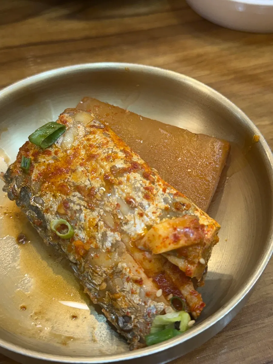 Grilled tilefish eaten with a child