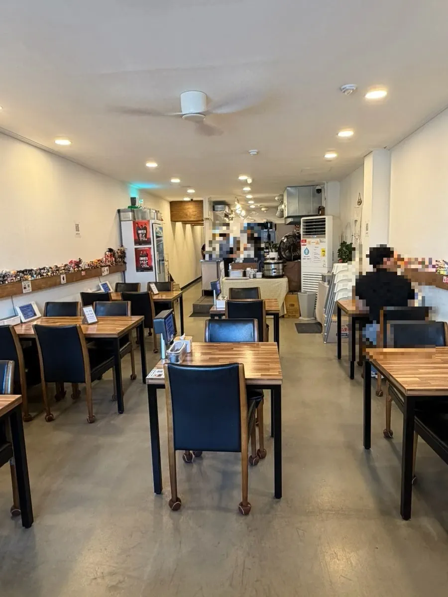 성산서비우동돈까스 내부 테이블