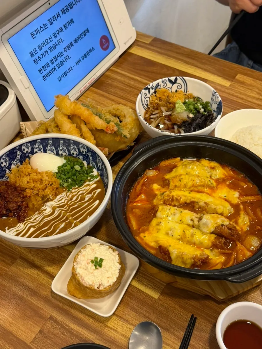 순차적으로 차려진 주문 메뉴들