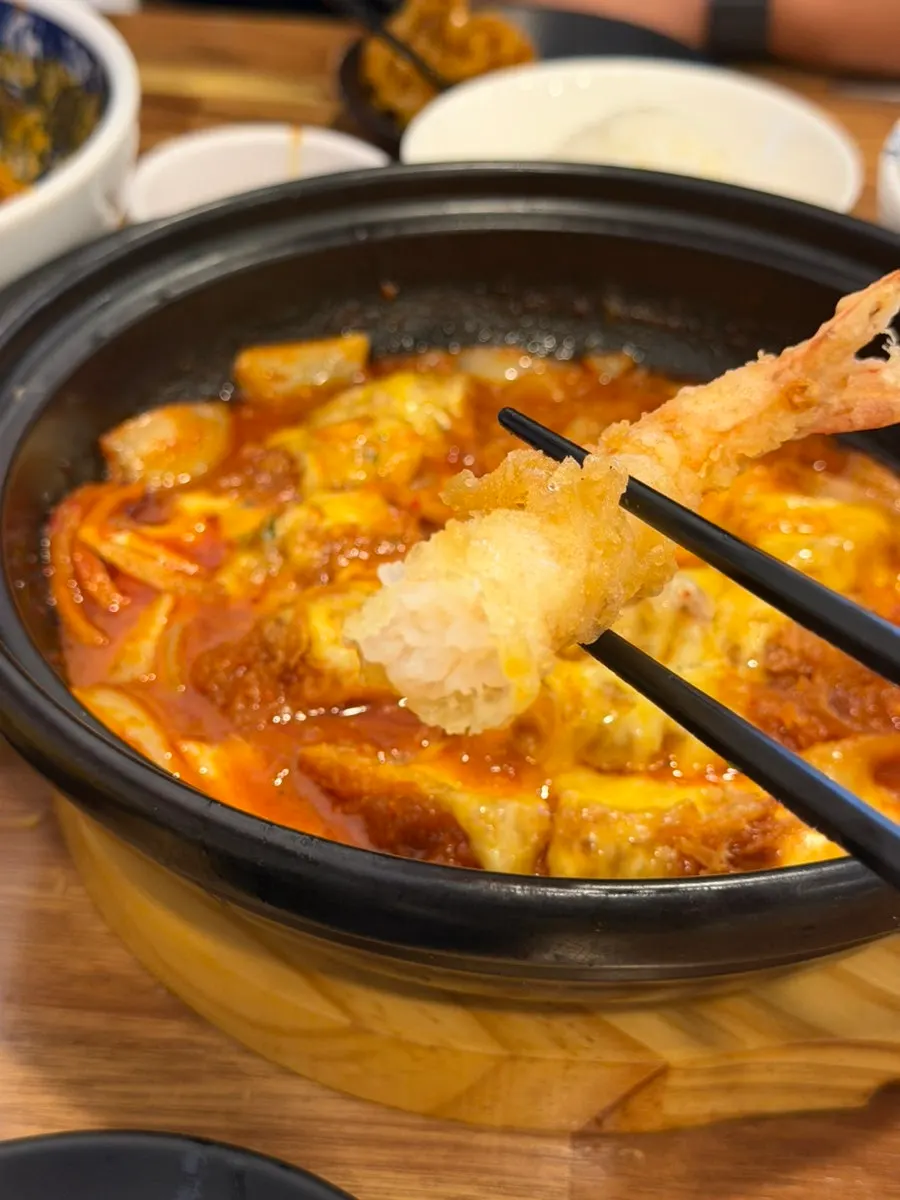 먹기 좋게 잘라 나온 모둠튀김