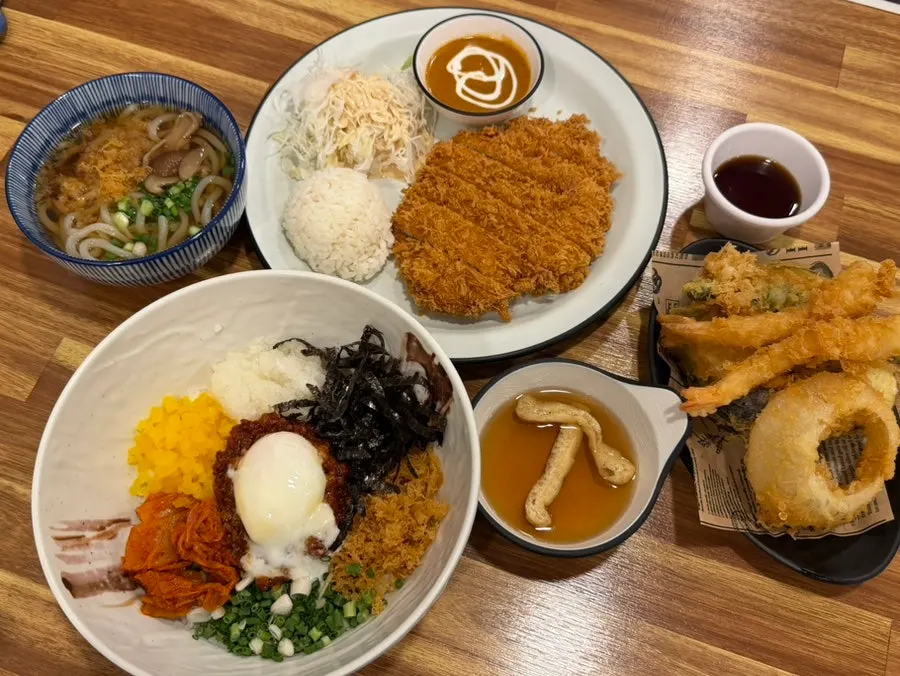 Table spread of the ordered rice bowl and pork cutlet set