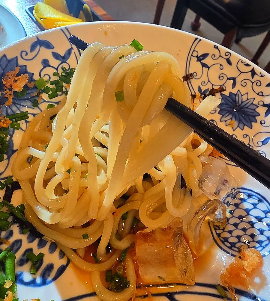 Fried side with cold udon set topped with seaweed flakes and grated radish