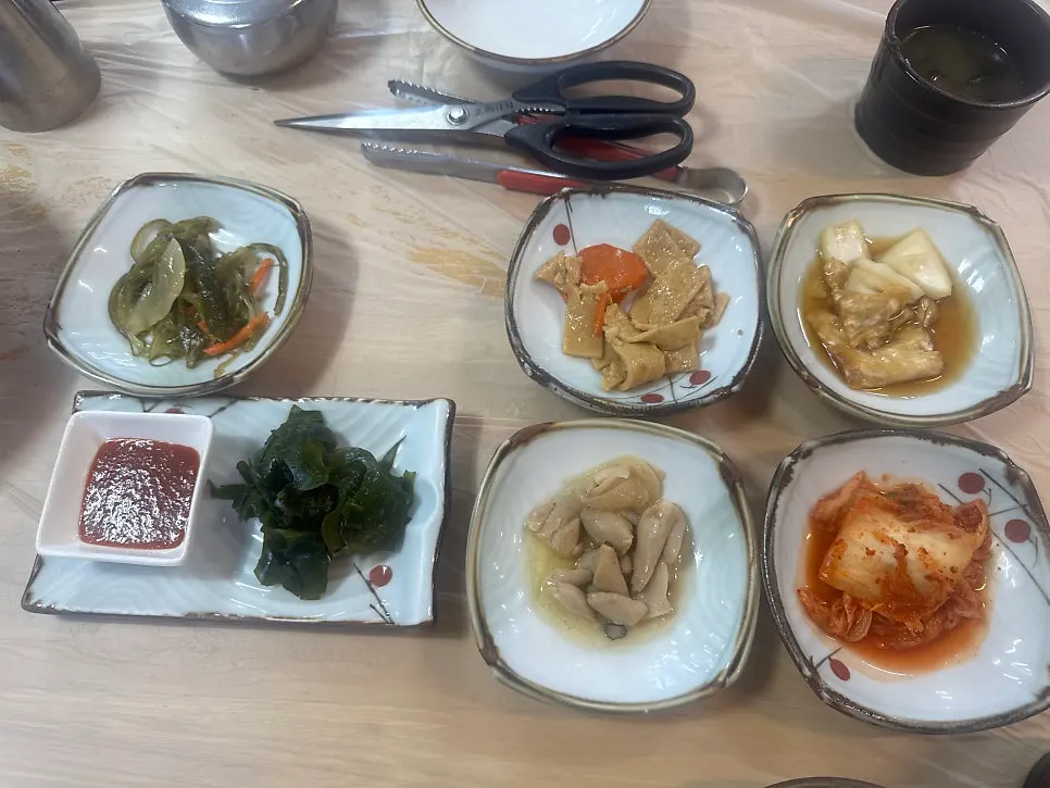 Pickled vegetables and seaweed side dishes at Seongsan Bada Punggyeong