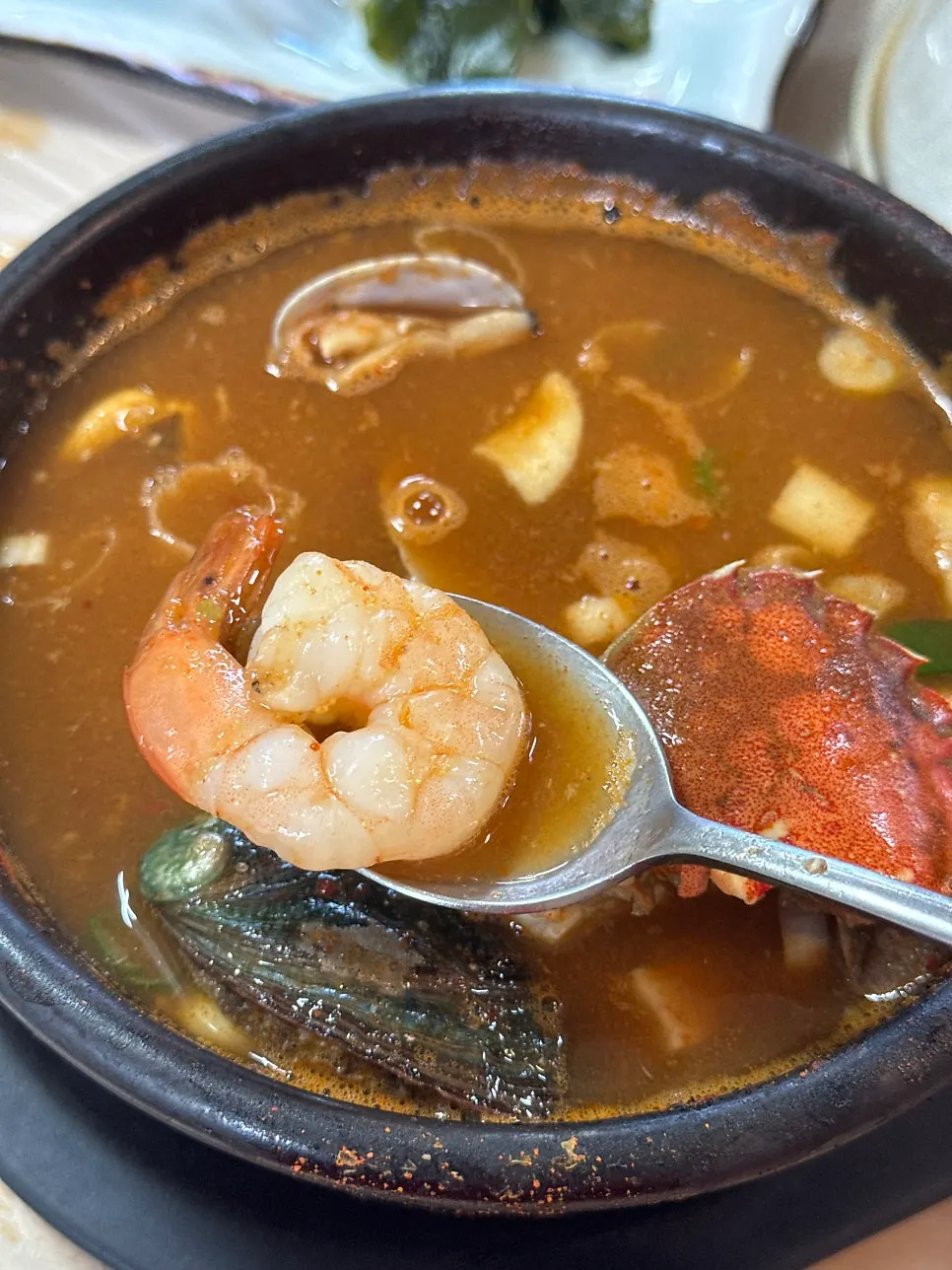 Eating the seafood stew together with rice