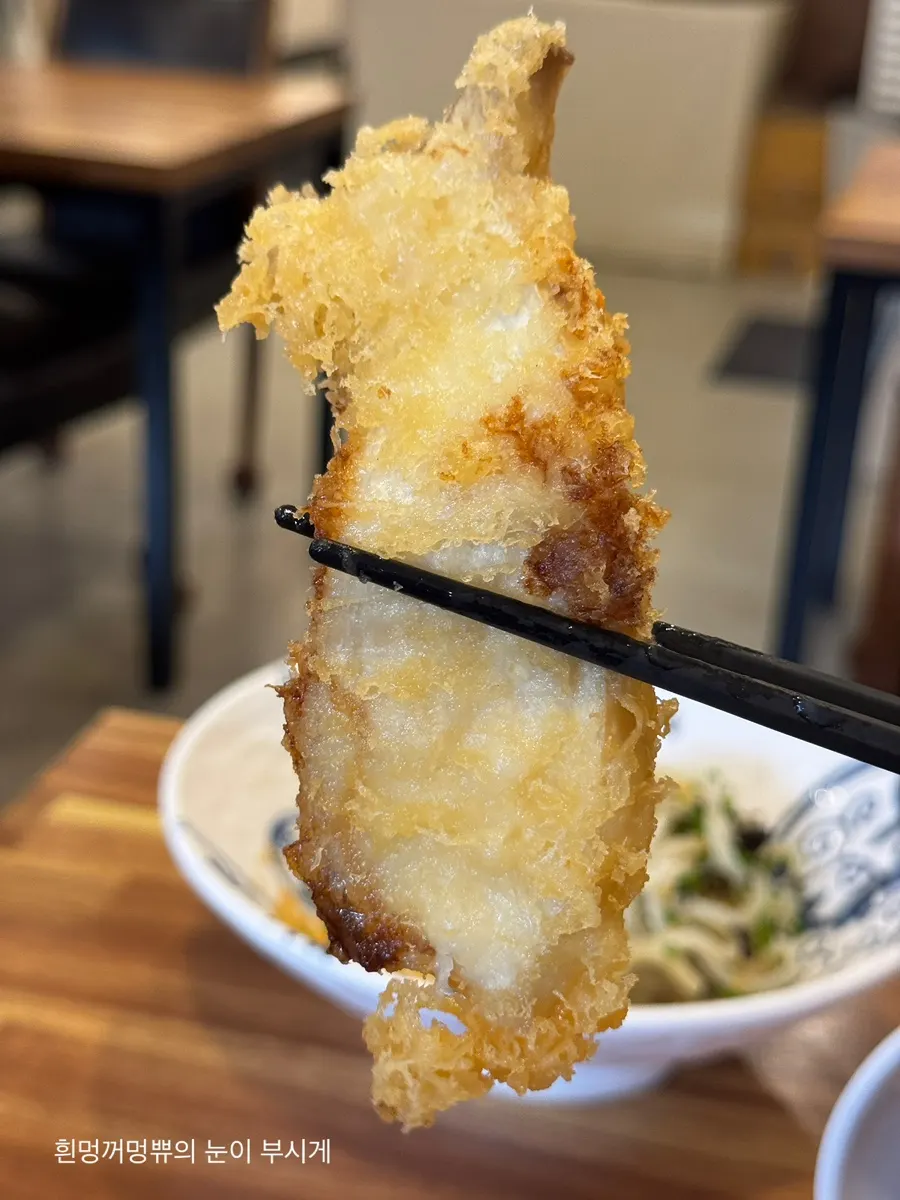 Tempura rice bowl (tendon) topped with shrimp tempura