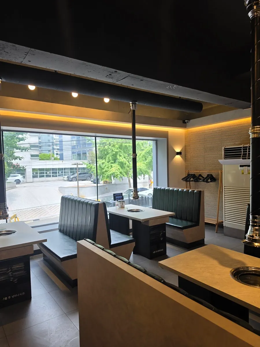 Spacious, neatly organized restaurant