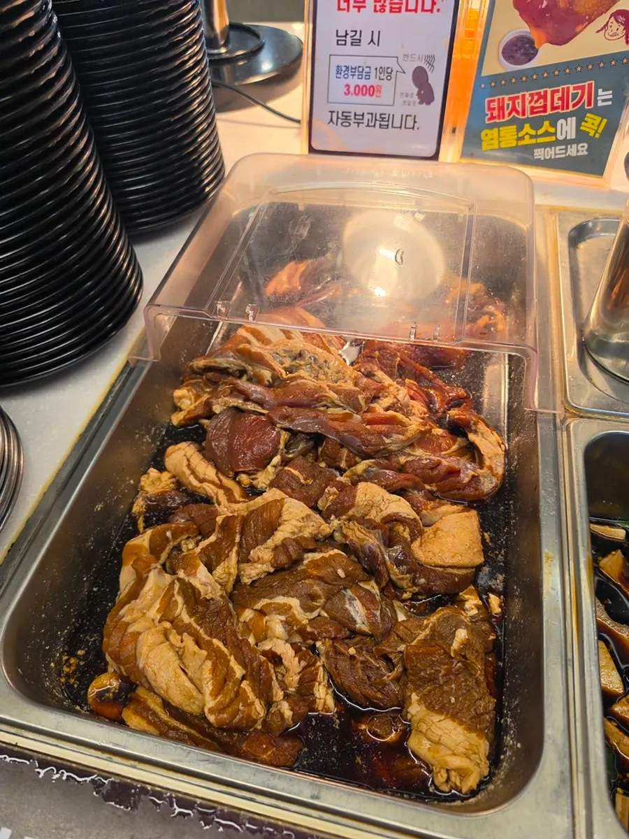 Soft drinks and patbingsu at the self-service bar