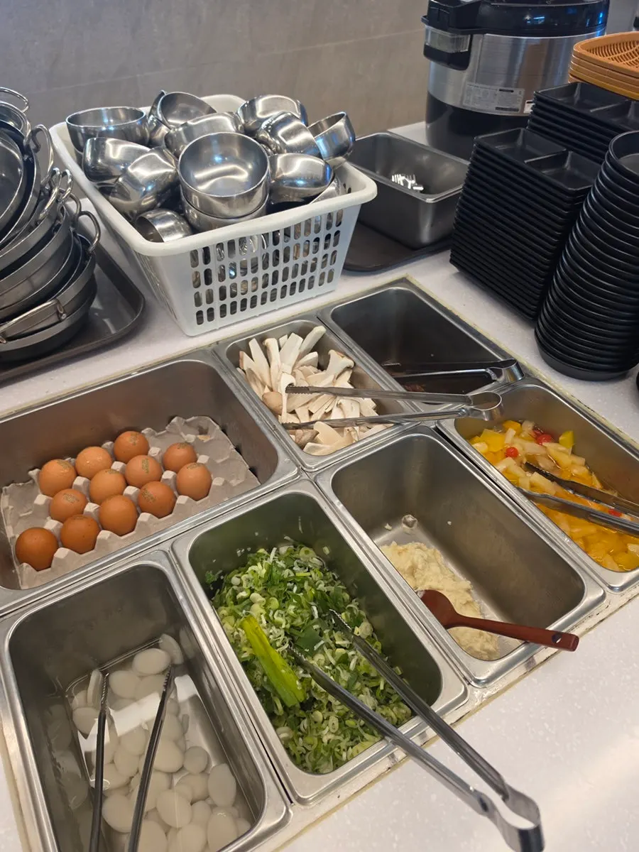 Making tteok ramyeon with toppings