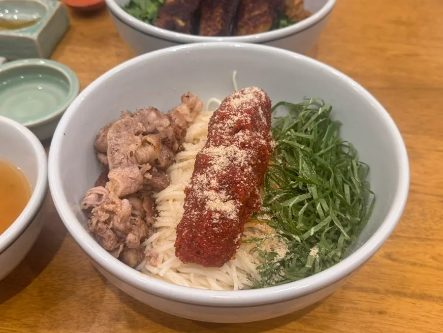 청어알과 깻잎이 올라간 청어알비빔면