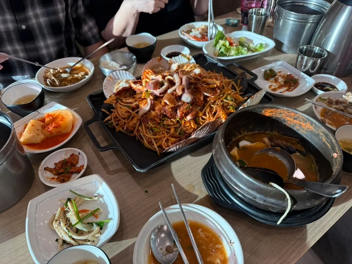 Seafood boil table spread at Sin Yeongung Cheonggukjang Haemulttukbaegi Seongseo Moda Outlet branch