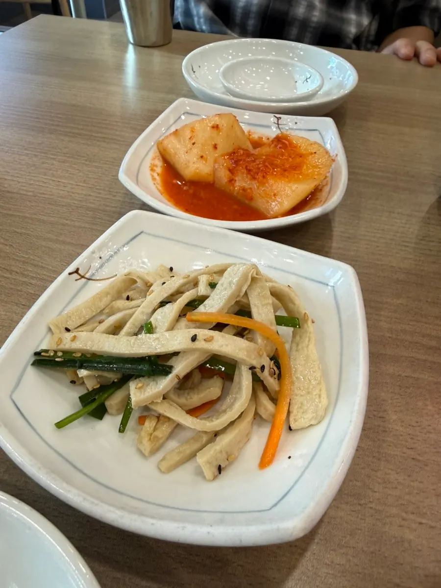 Basic side dishes: stir-fried fish cake and diced radish kimchi
