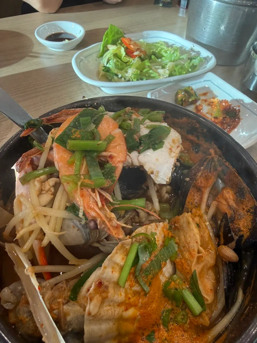 Live abalone cheonggukjang seafood hot pot boiling