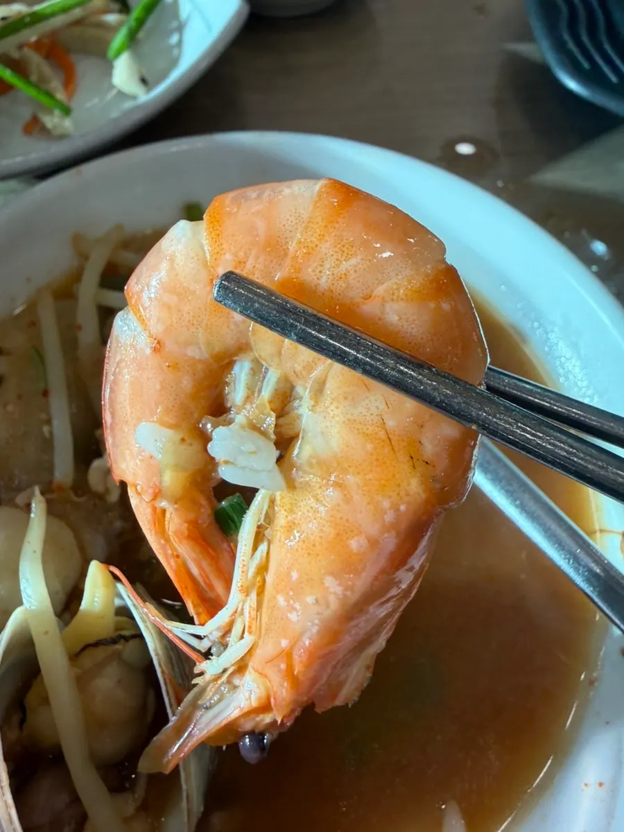 Shrimp and clams inside the hot pot